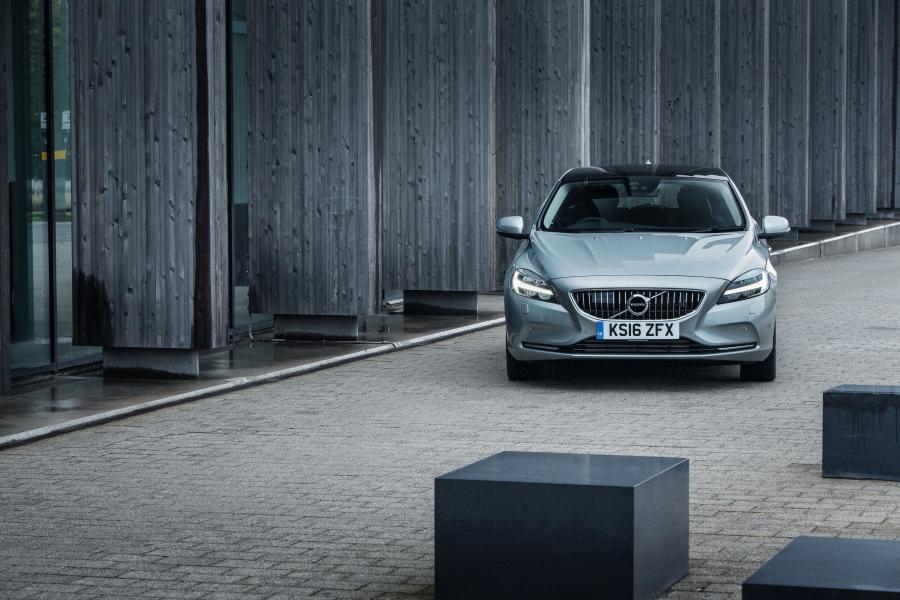  Volvo V40 D4 Inscription 2016 года  (UK) (фото 18 из 34)